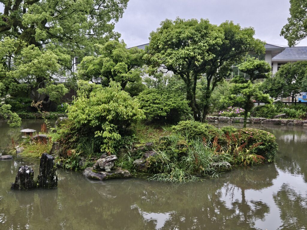 太宰府天満宮内の心字池(しんじいけ)