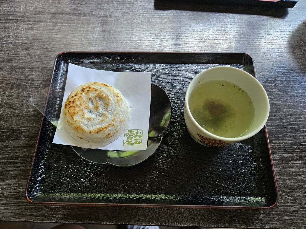 太宰府天満宮裏の有名な茶屋、お石茶屋の梅が枝餅と梅昆布茶のセット