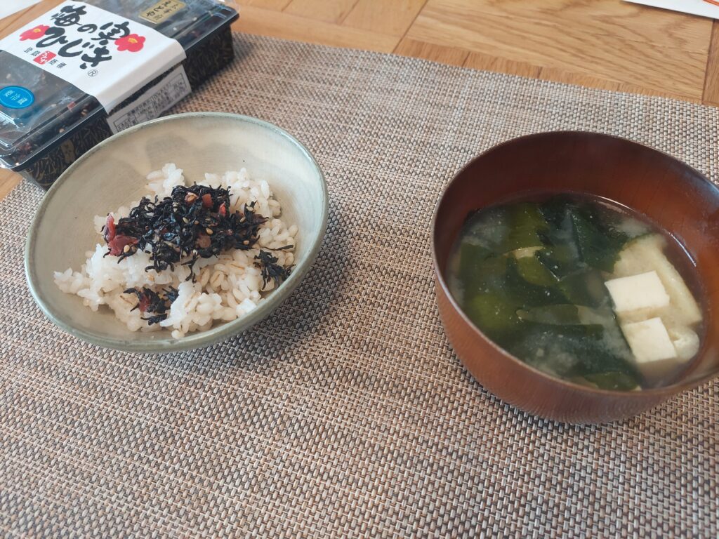 梅の実ひじきをご飯にかけた写真