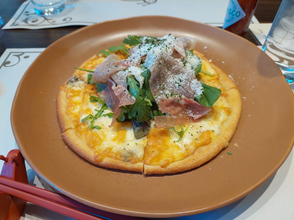でんでんむしの生ハムピザ
