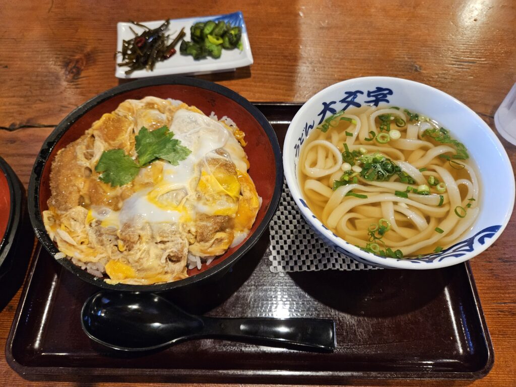 うどん大文字の「カツ丼とうどんのセット」