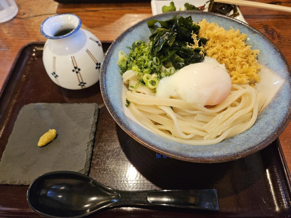 うどん大文字の「月見わかめぶっかけうどん」