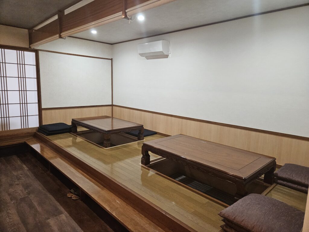 銀鮨のテーブル席