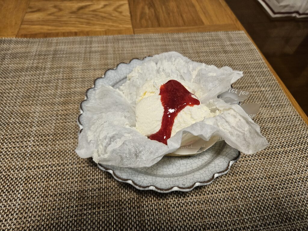 ジャンドゥのケーキ「クレームダンジュ」にソースをかけた様子