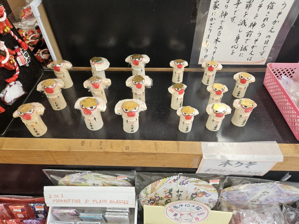 お土産屋さんの木うそ
