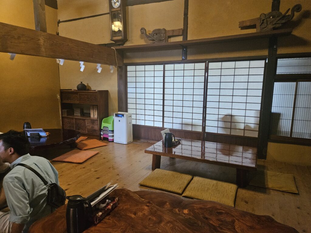 縁結び食堂 なみ満の店内