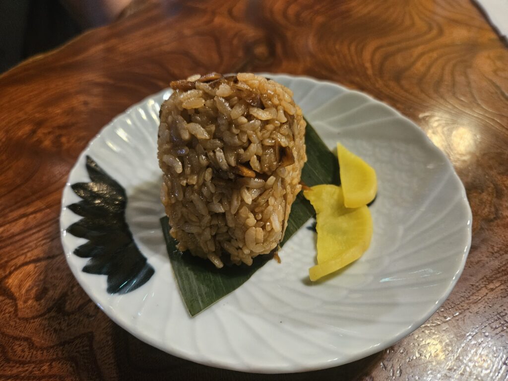 縁結び食堂 なみ満のかしわおにぎり