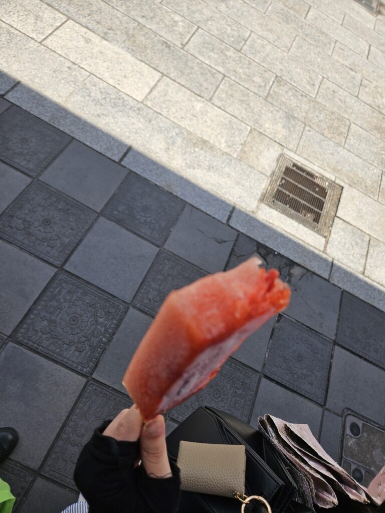天山のあまおう葛アイスバーの断面