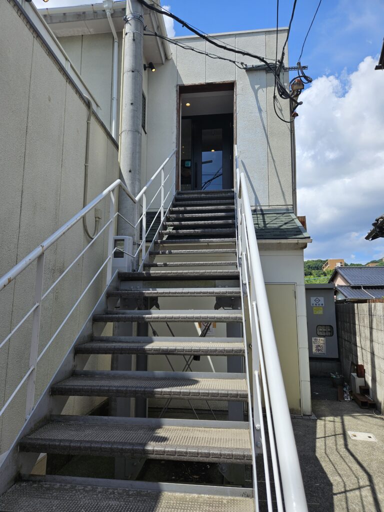 ちゅー太の喫茶の階段、入口