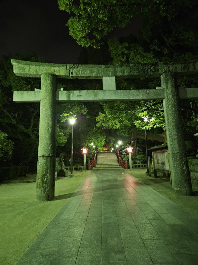 夜の太宰府天満宮の鳥居