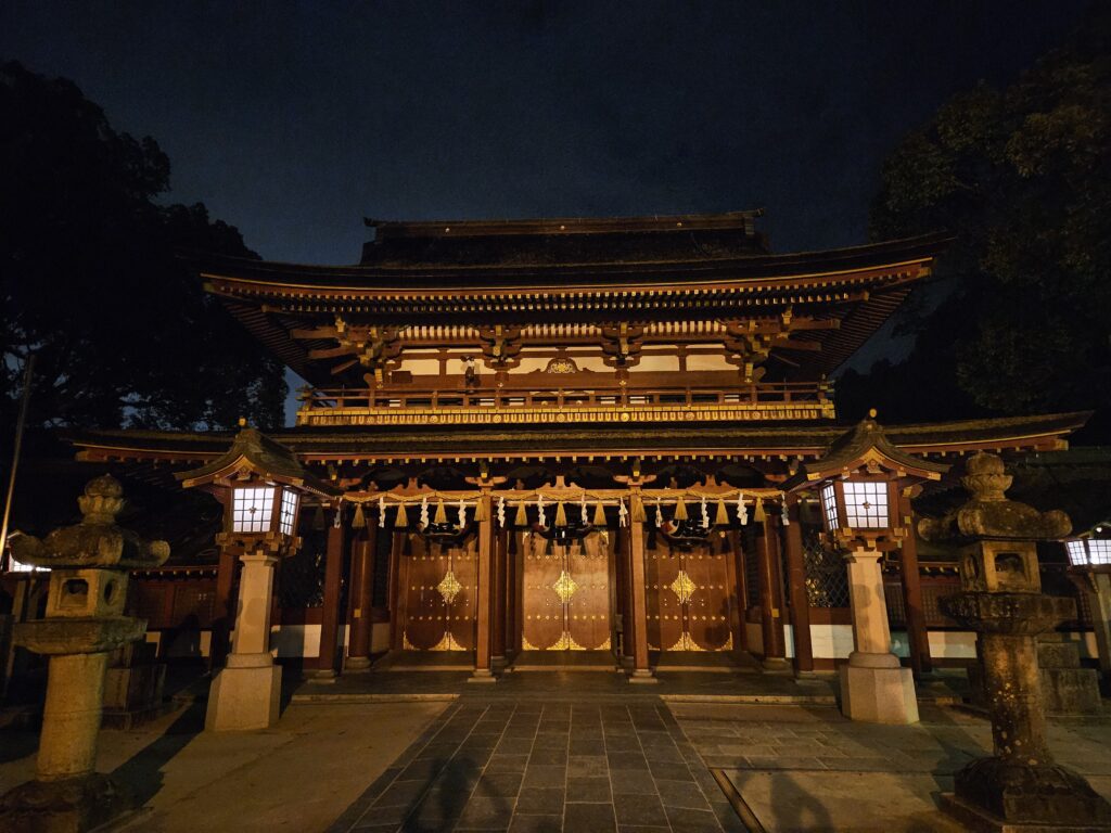 夜の太宰府天満宮の楼門