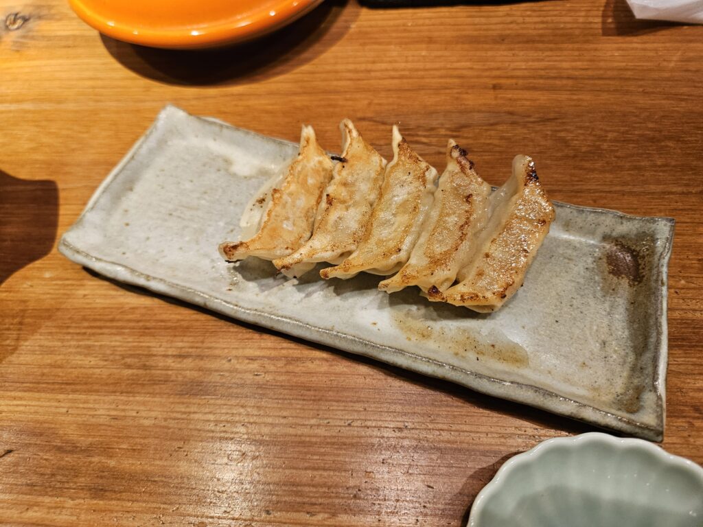 二日市食堂ともすけの名物、焼き餃子