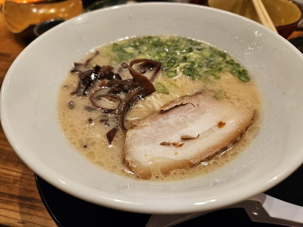 二日市食堂ともすけの豚骨ラーメン