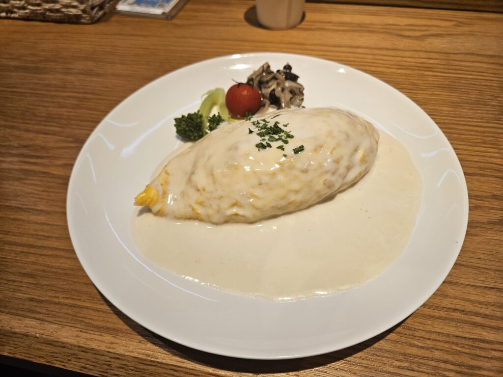 ブラックキャットカフェのオムライス