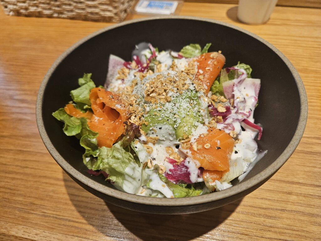 ブラックキャットカフェのサラダ