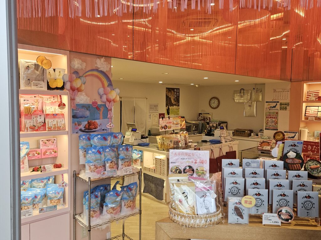 「やまや」の店内、お土産ショップ