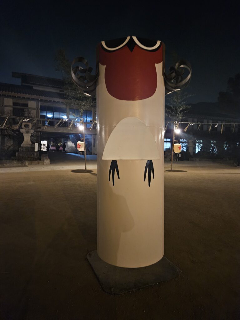 2026年1月7日の太宰府天満宮春の神事、鷽替え神事の会場に飾られた巨大な木ウソ像