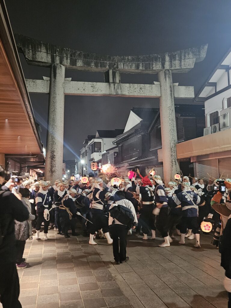 2026年1月7日の太宰府天満宮春の神事、鬼すべ神事で境内を氏子たちが練り歩く様子