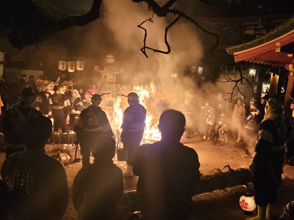 2026年1月7日の太宰府天満宮春の神事、鬼すべ神事で楼門前で火を焚いている氏子たちの様子