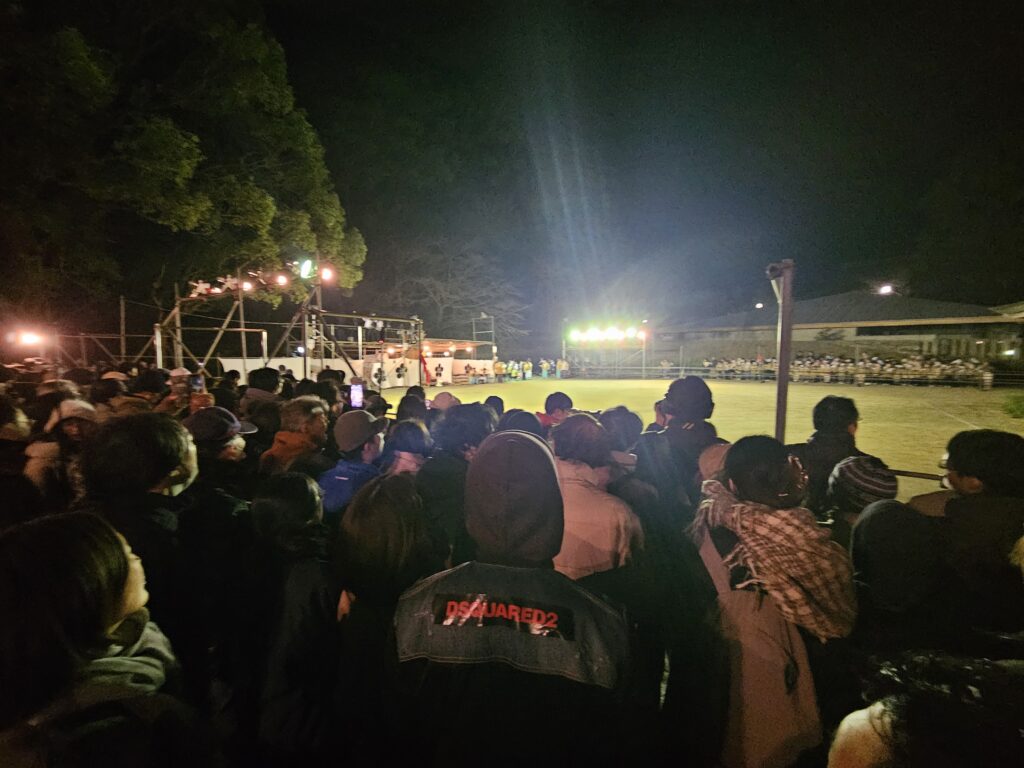 2026年太宰府天満宮鬼すべ神事の会場。周りを囲むように観覧者が並んでいる様子