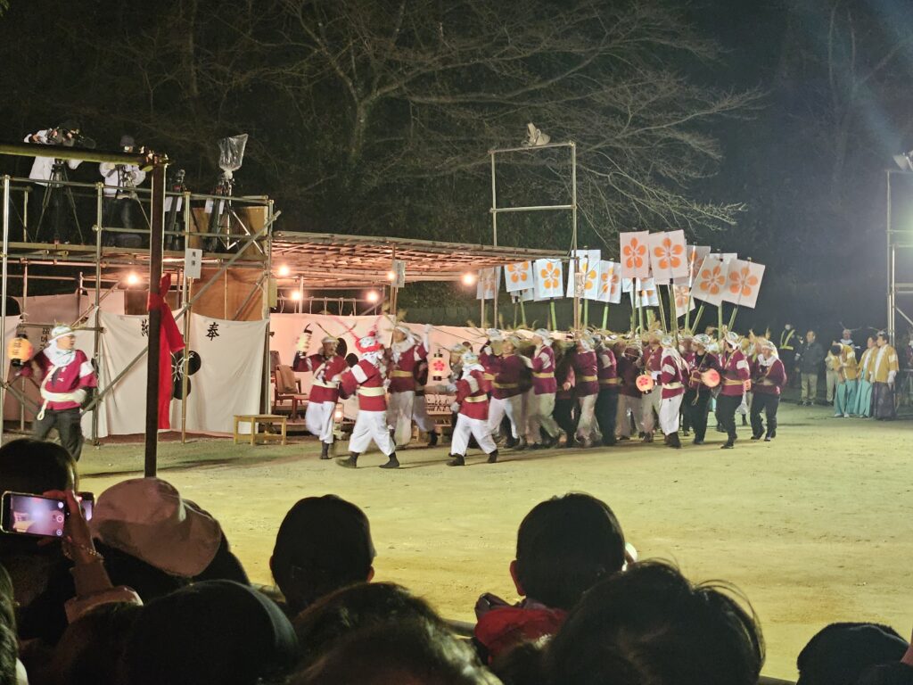 2026年1月7日の太宰府天満宮春の神事、鬼すべ神事で氏子たちが鬼すべ広場に入場してくる様子
