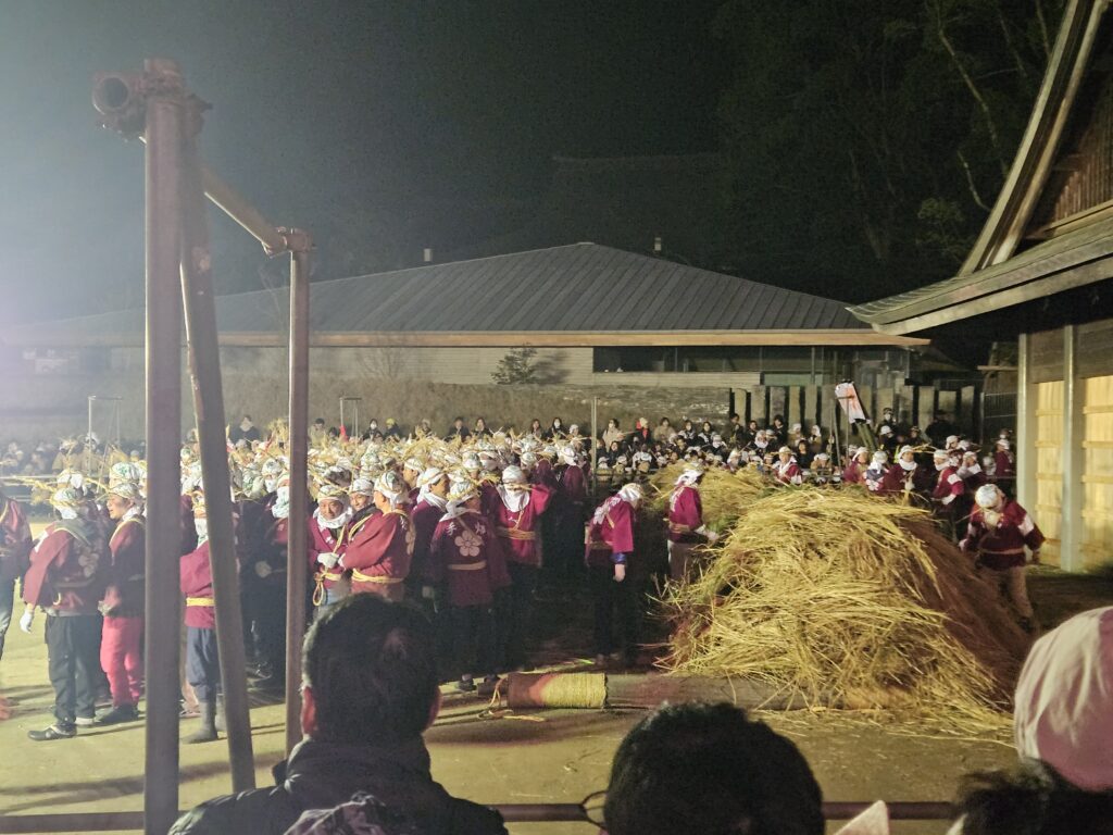 2026年1月7日の太宰府天満宮春の神事、鬼すべ神事で鬼すべ堂の前に藁が積まれている様子