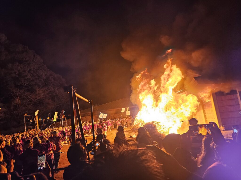 2026年1月7日の太宰府天満宮春の神事、鬼すべ神事で火柱が上がる様子