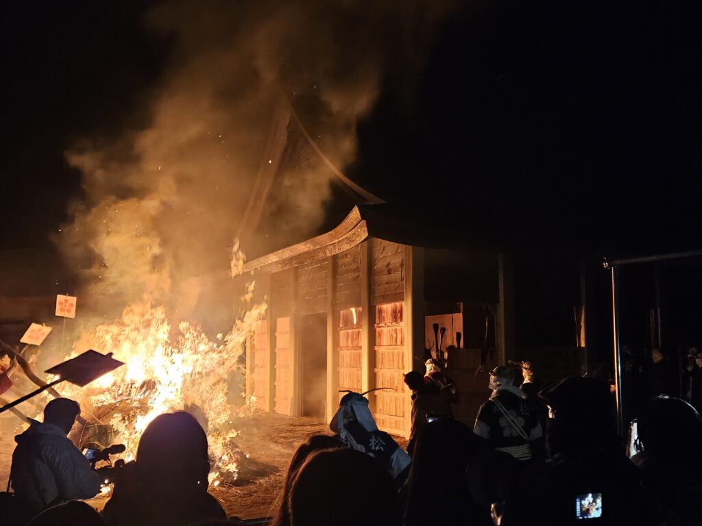 2026年1月7日の太宰府天満宮春の神事、鬼すべ神事の様子。打ち壊された鬼すべ堂と火の手