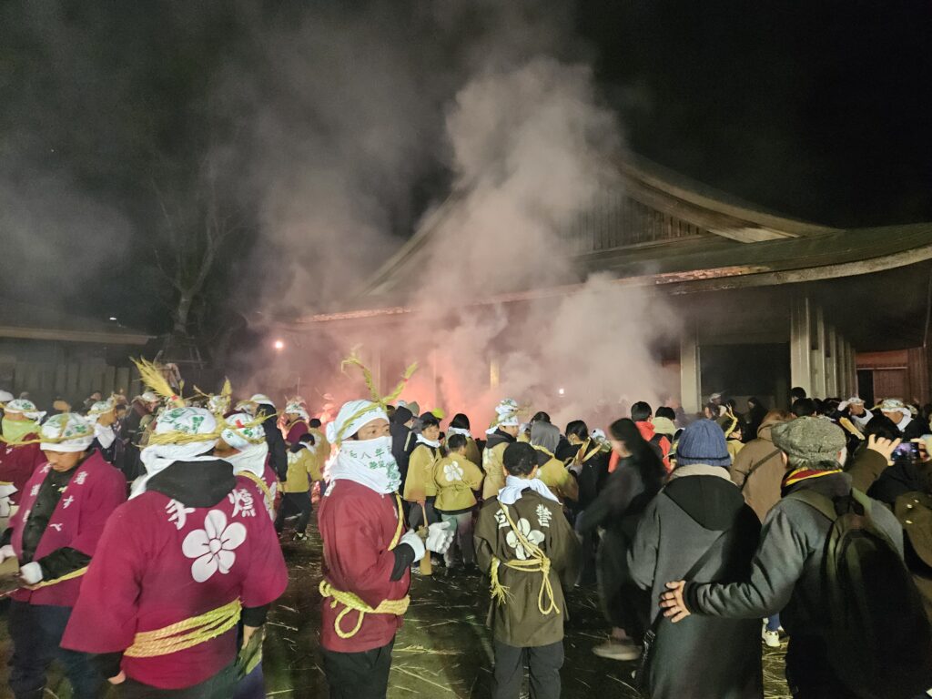 2026年1月7日の太宰府天満宮春の神事、鬼すべ神事が終わった後、会場内に観光客が入っていく様子