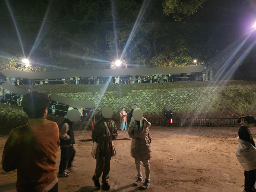 2026年太宰府天満宮鬼すべ神事の会場。鬼すべ広場近くの高台から神事を見物している人たち。