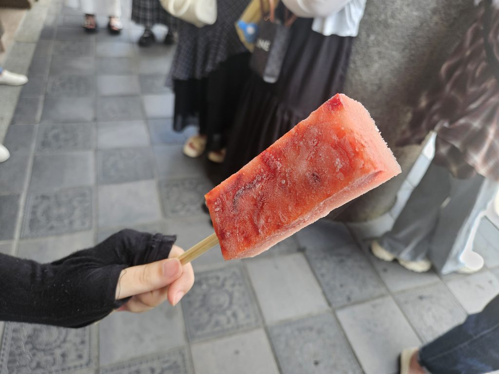 太宰府天満宮参道の天山で販売しているあまおうのアイスバー