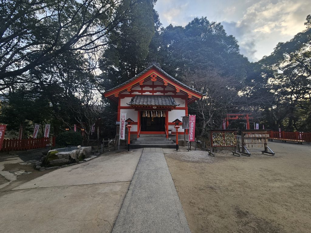 太宰府天満宮裏の天開稲荷神社の境内。