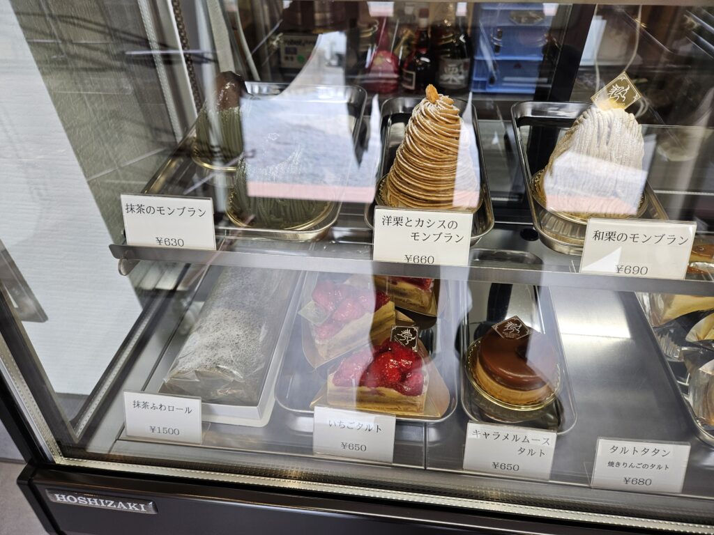 坂本洋菓子店のショーケース