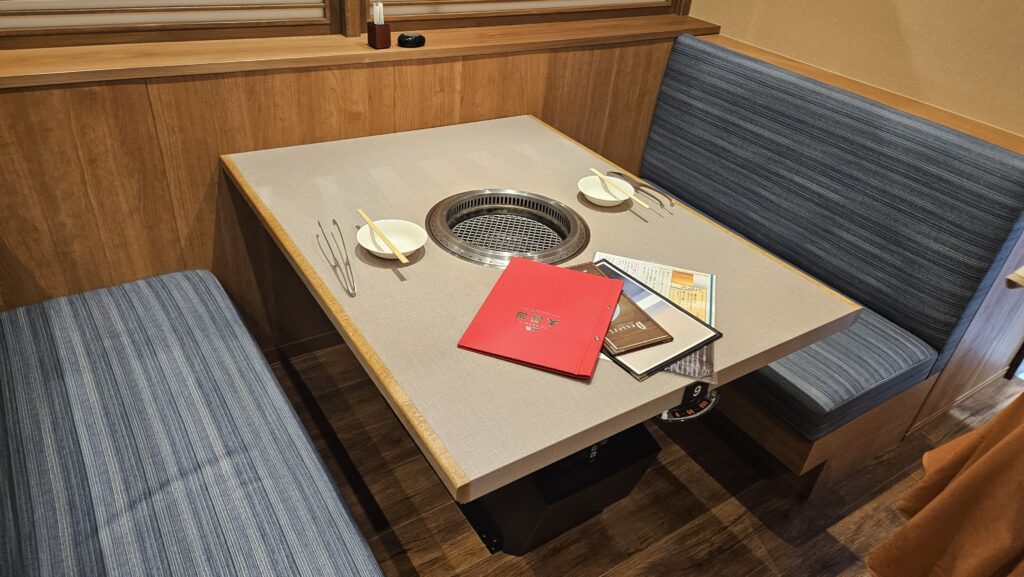 大昌園 太宰府筑紫野店の座席。ゆったりとした半個室で落ち着いている