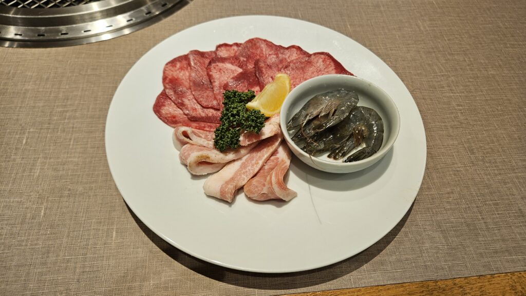 大昌園 太宰府筑紫野店のおまかせセットの塩焼き。塩タンととんとろとエビ