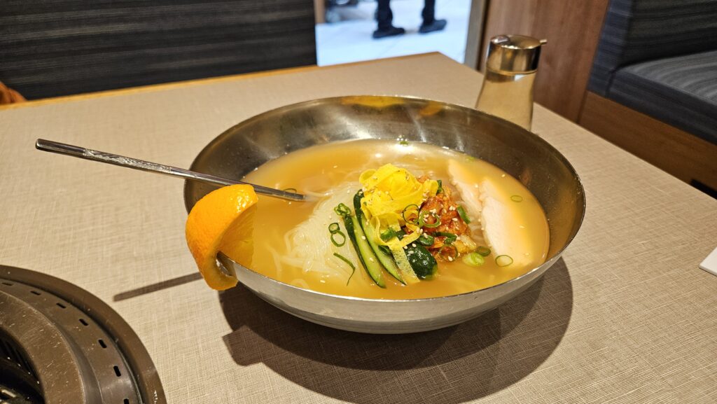 大昌園 太宰府筑紫野店の冷麺。牛テールスープ、キムチでコクがあり、かんきつ類で見た目も鮮やか