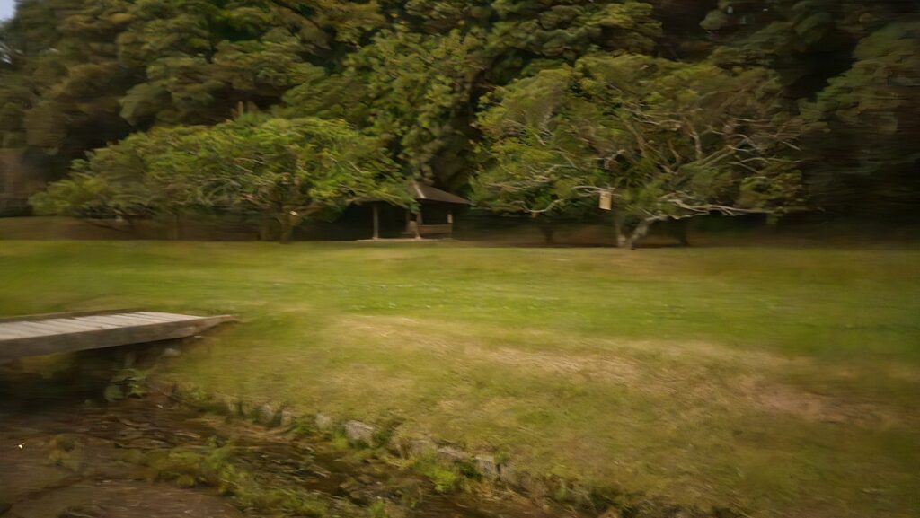 2026年5月25日、大宰府政庁跡のトイレ近くのホタル。夜景モードで撮影したがベンチしか映っていない