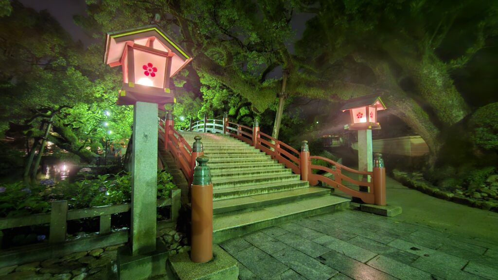 2026年7月1日の夜の太宰府天満宮の太鼓橋の入り口。
箸のわきに設置された灯篭も、夜は昼間と違って幻想的な雰囲気を醸し出している