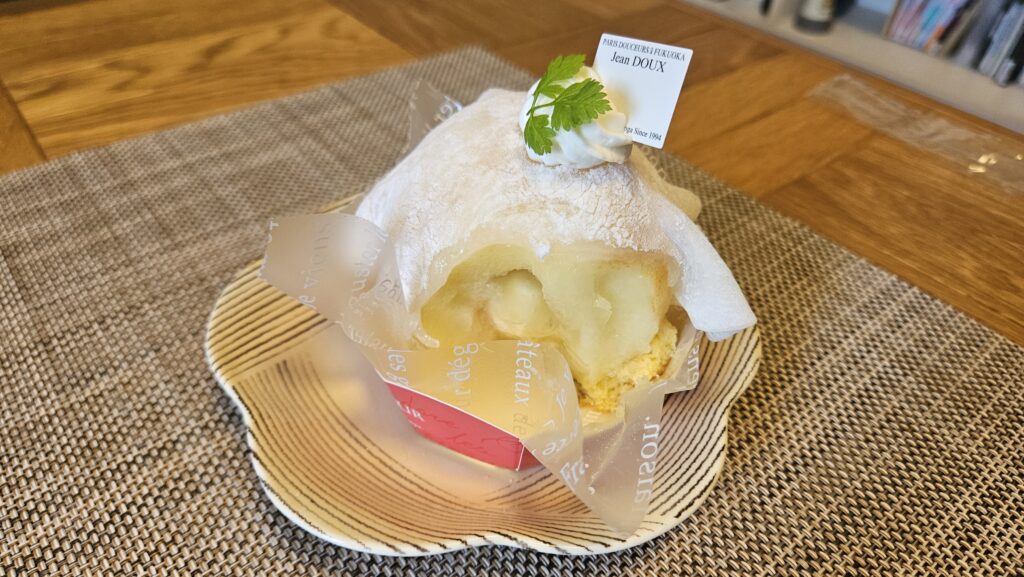 大宰府の有名菓子店「ジャンドゥ」の期間限定・数量限定の桃スイーツである「桃の夏かご」の断面。
種の部分をくりぬいてあり、かわりに桃のコンポートとカスタードクリームが入っている。