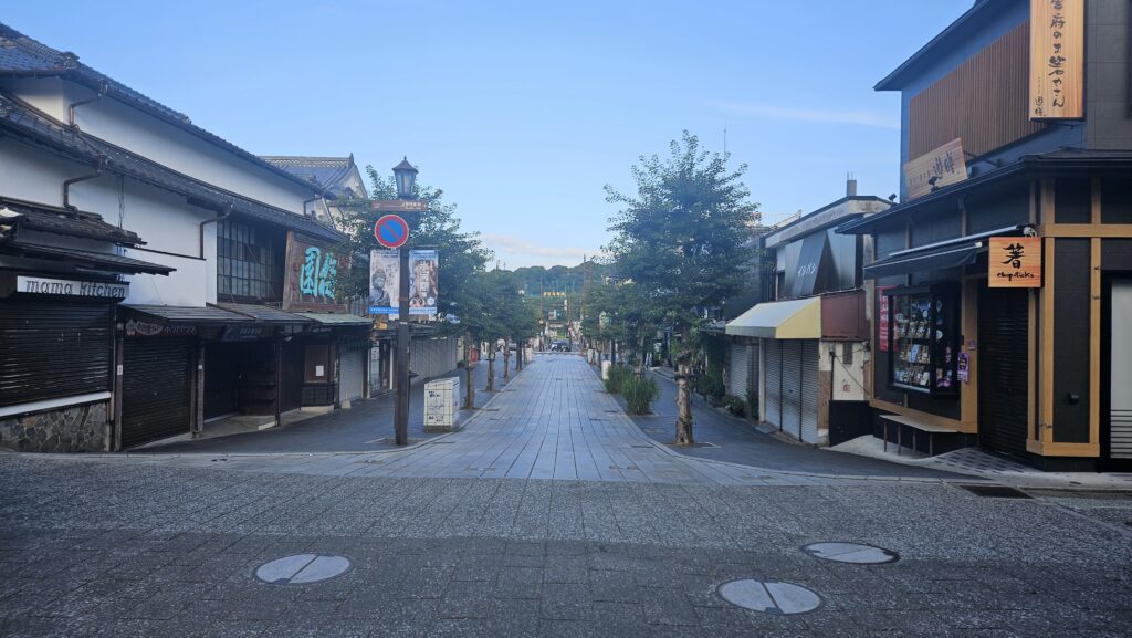 2026年の熊本地震後の太宰府天満宮の参道の様子。
すべてのお店は営業しているよう。