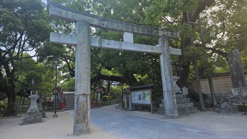 2026年の熊本地震後の太宰府天満宮境内の様子。
鳥居は全くの無傷で健在だった