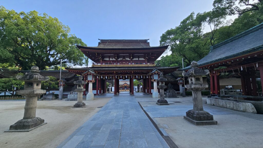 2026年の熊本地震後の太宰府天満宮境内の様子。
楼門は無傷でしっかり建っていた。