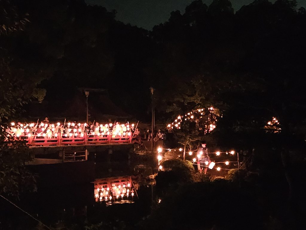 2025年の大宰府秋の祭り、神幸式大祭の千灯明。心字池のほとりから太鼓橋にかかげられた多くの灯明が見える風景。