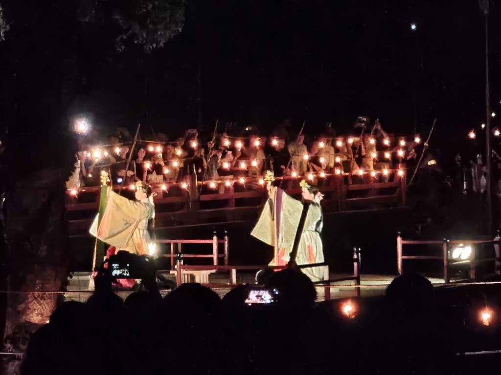 2025年の大宰府秋の祭り、神幸式大祭の千灯明の特設舞台で踊る巫女の様子