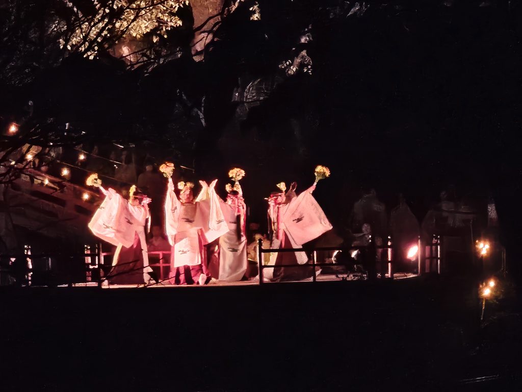 2025年の大宰府秋の祭り、神幸式大祭の千灯明の特設舞台で踊る巫女の様子その２
