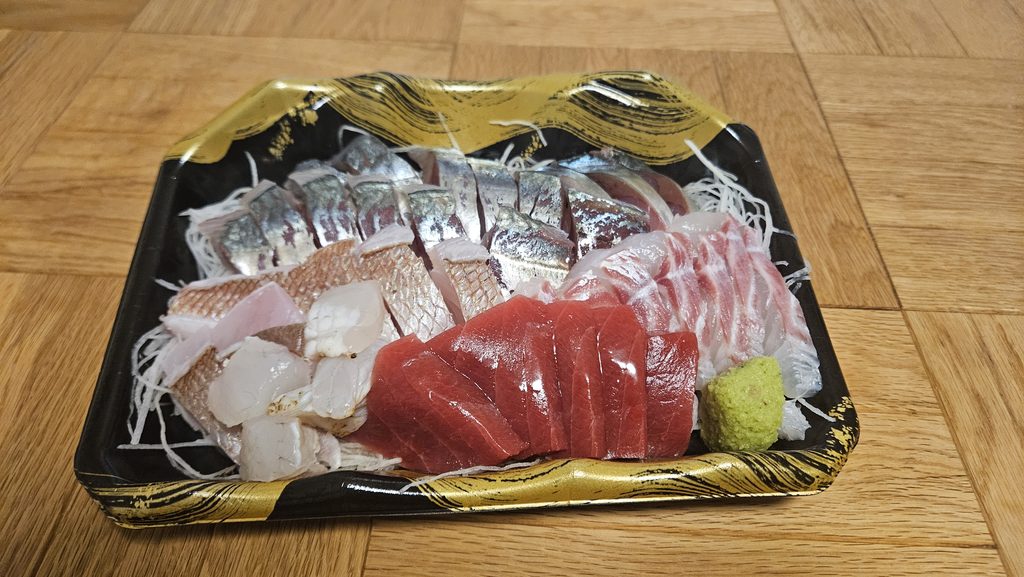 2026年8月2日に太宰府の鮮魚いの吉で購入したお刺身パック
2000円でマグロ、鯛、ふぐの湯引き、アジ、白身の炙りがついてきた。