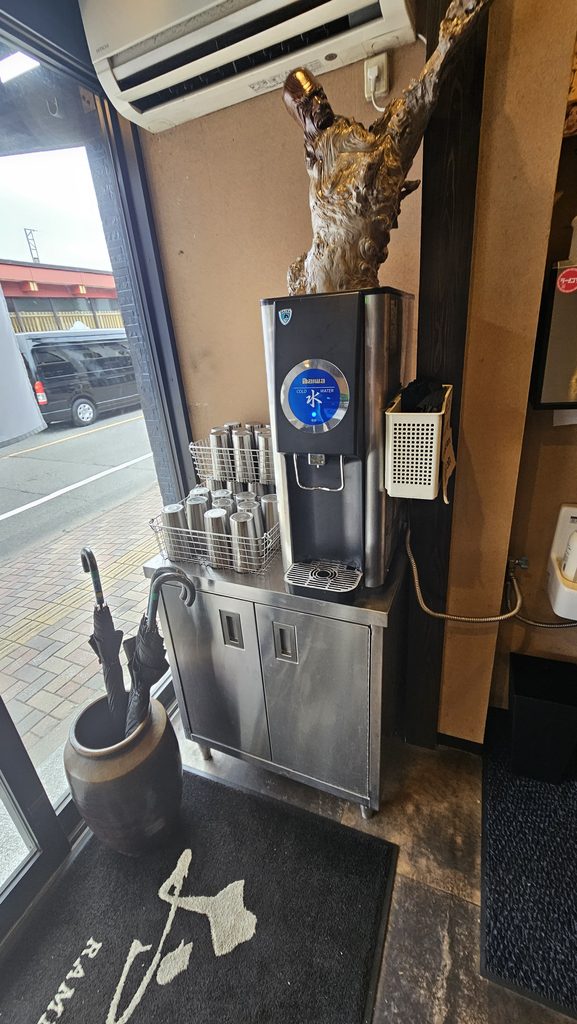 太宰府天満宮近くのラーメン店「おいげん」の店内の様子。給水機