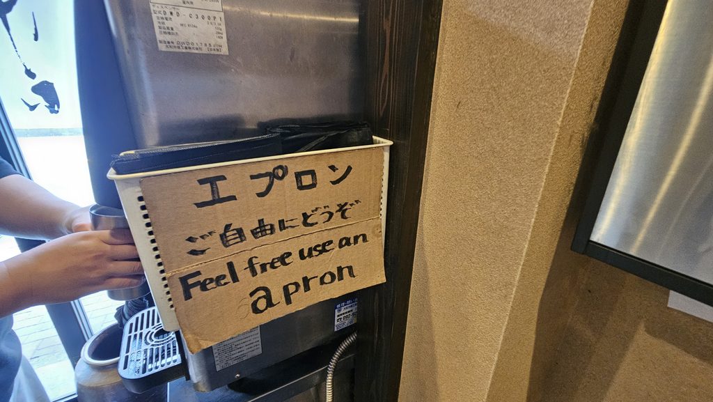 太宰府天満宮近くのラーメン店「おいげん」の給水機の横にある使い捨てエプロン置き場。