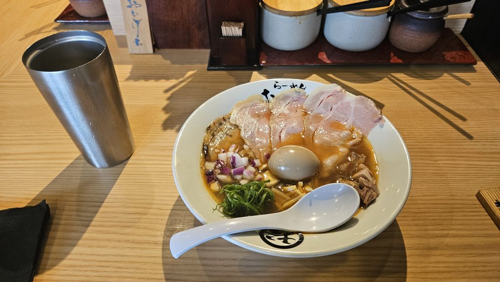太宰府天満宮近くのラーメン店「おいげん」の海老香る醤油らぁ麺 極の写真。卓上にラーメンが置かれている