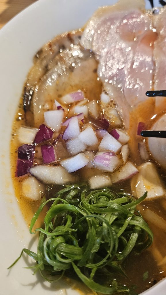 太宰府天満宮近くのラーメン店「おいげん」の海老香る醤油らぁ麺 極に入っている紫玉ねぎのみじん切りとネギのアップ